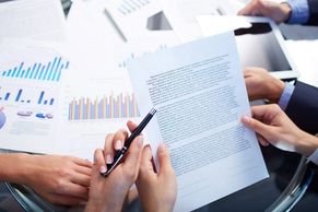 Documentos financeiros em reunião de negócios